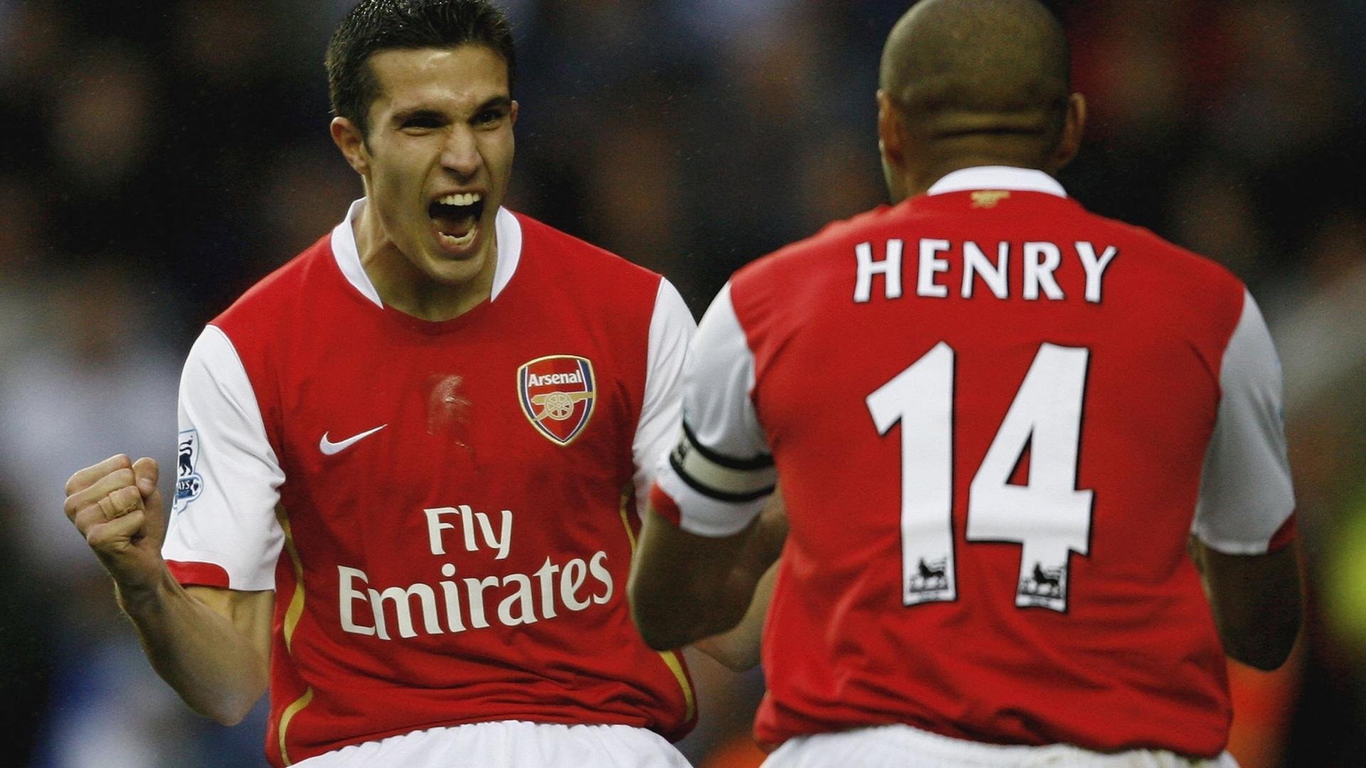 退役球员担任电视解说专业解读比赛受到观众喜爱，球员退役背景音乐